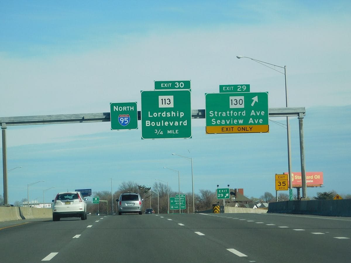 I-95 in Connecticut. Photo: Tyler ser Noche (CC BY-SA 2.0), via Wikimedia Commons Driving I-95 north through Bridgeport, Connecticut